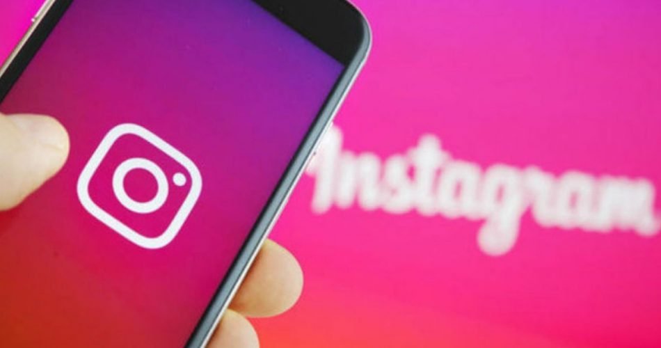 How to put a WhatsApp link in Instagram stories