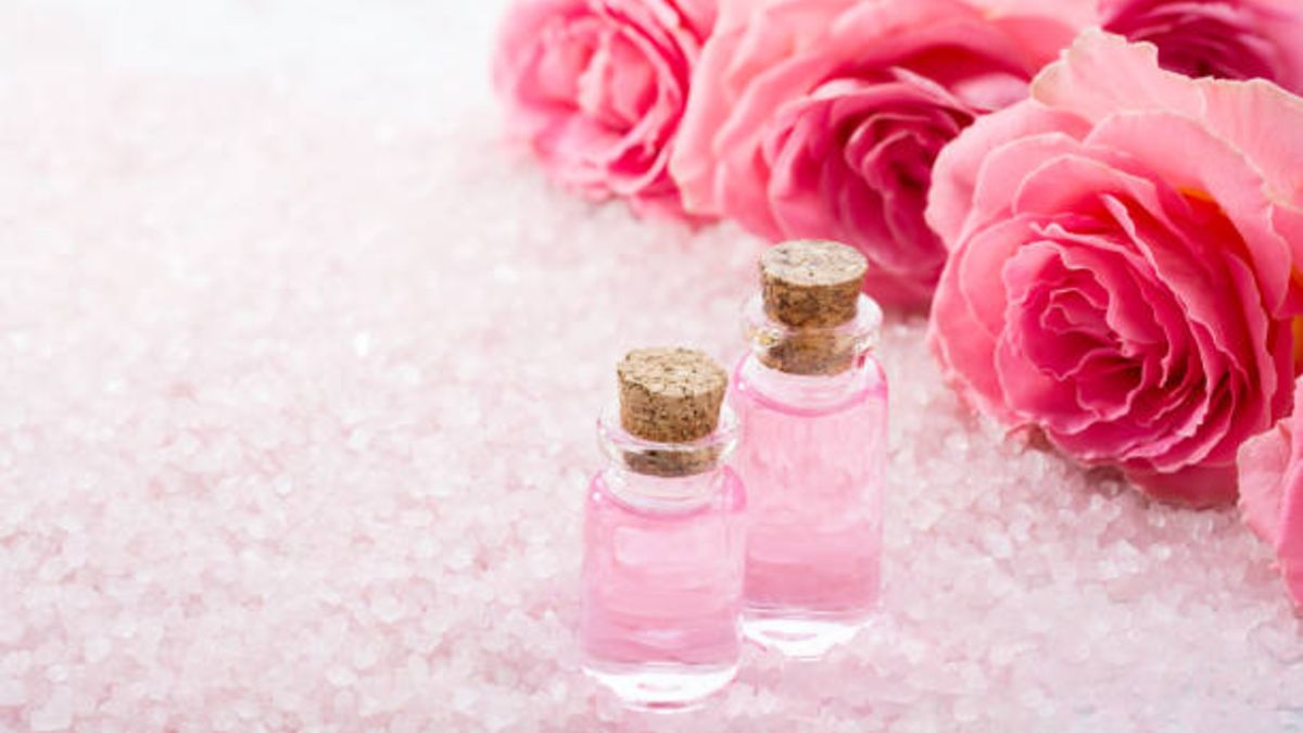 Como fazer água de rosas caseira?